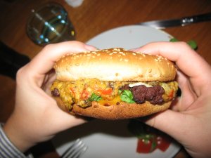Hamburger boudin noir avec sa sauce curry-ketchup